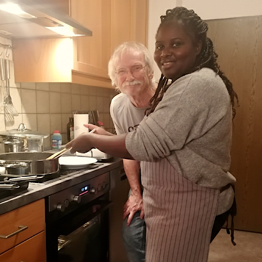 Wir hatten Eliza und ihre Familie zum gemeinsamen Kochen bei uns zu Gast, und es war ein rundum gelungener Abend. Gemeinsam schnippeln, kochen, zubereiten und sich unterhalten – genau so entstehen besondere Momente. ❤️  Auf den Tisch kam Tilapia auf afrikanische Art zubereitet: aromatisch, würzig und voller Geschmack. Neben der mediterranen Küche liebe ich immer wieder besonders die Vielfalt der afrikanischen Küche, ihre intensiven Gewürze und die Art ihrer einfachen Zubereitung.  Ein gemeinsamer Tisch verbindet mehr als Worte es je könnten. Jeder Bissen teilt Geschichten, jedes Lächeln Wärme. Essen macht Fremde zu Freunden, Freunde zu Familie – und Momente am Tisch werden zu Erinnerungen fürs Herz.  #GemeinsamKochen #KulinarischeReise #AfrikanischeKüche #Tilapia #FoodLiebe #Genussmomente #KochenMitFreunden #Kücheninspiration #VielfaltGenießen #Soulfood #EssenVerbindet