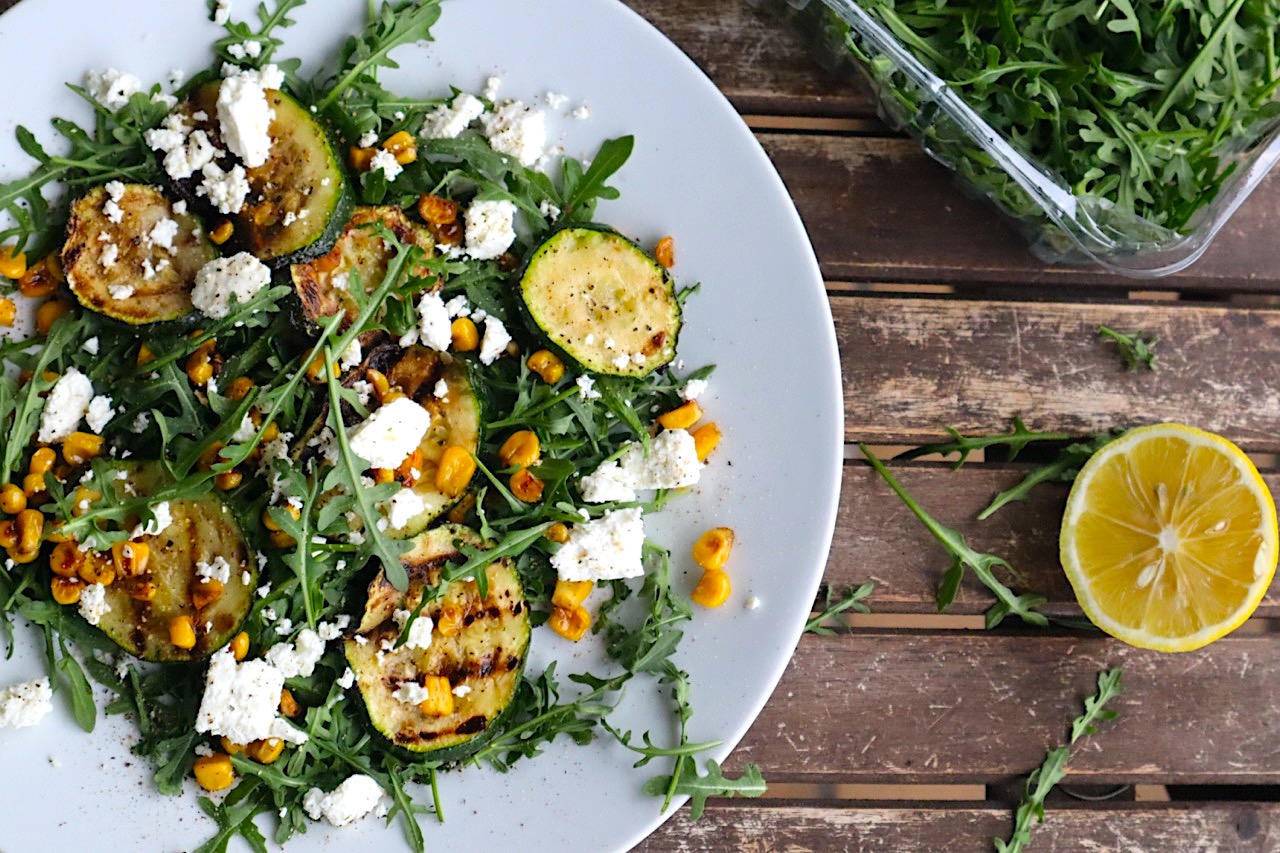 Gegrillte Zucchini mit verkohlten Mais und Feta