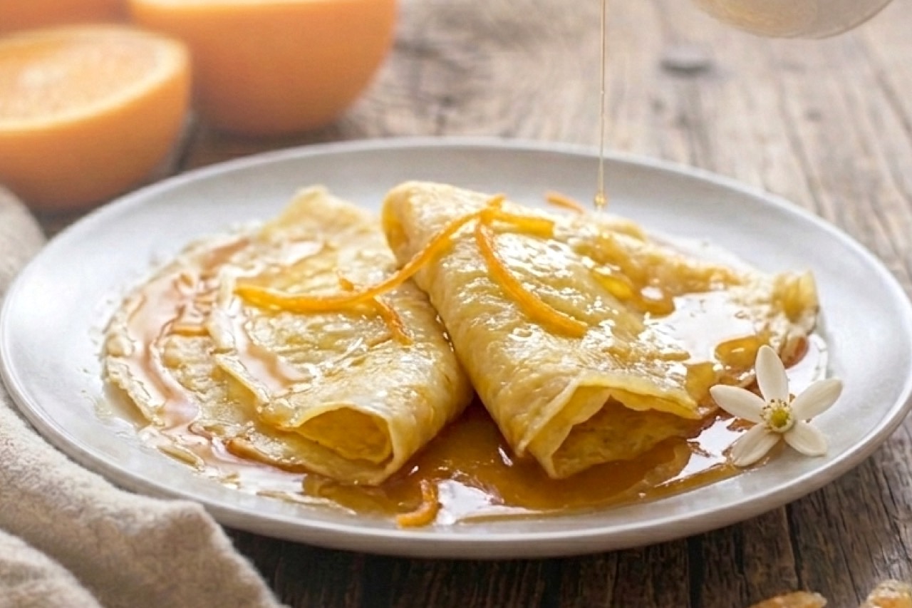 Crêpes Suzette Rezept – dieses Dessert wird flambiert 🔥🍊  Hauchdünne französische Crêpes, getränkt in einer karamellisierten Orangensauce und verfeinert mit Grand Marnier – süß, fruchtig und einfach unwiderstehlich ✨  Perfekt für besondere Abende oder wenn du dir selbst etwas gönnen willst 🤍  👉 Speichern & später ausprobieren!  #crepessuzette #crepessuzetterezept #franzoesischecrepes #dessertrezept #dessertliebe #foodliebe #instafood #rezeptideen #homecooking #genussmoment #süßes #foodinspiration #kochenmachtglücklich #backenmachtglücklich #dessertideen #grandmarnier #orangenlikoer #dessertklassiker #foodblogger #rezeptidee
