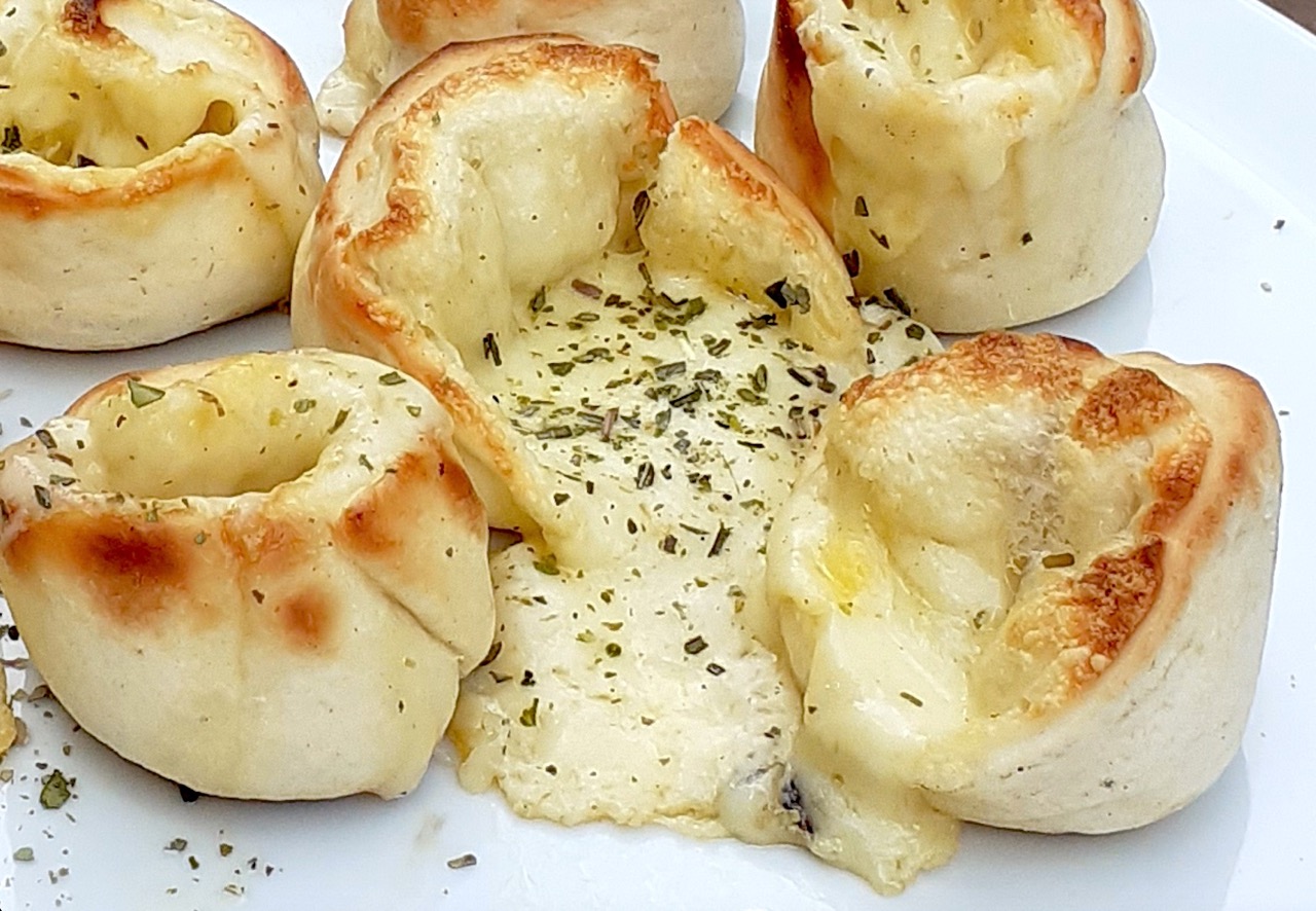 Käse im Brotmantel: Leckere Pizza-Körbchen voller Genuss!