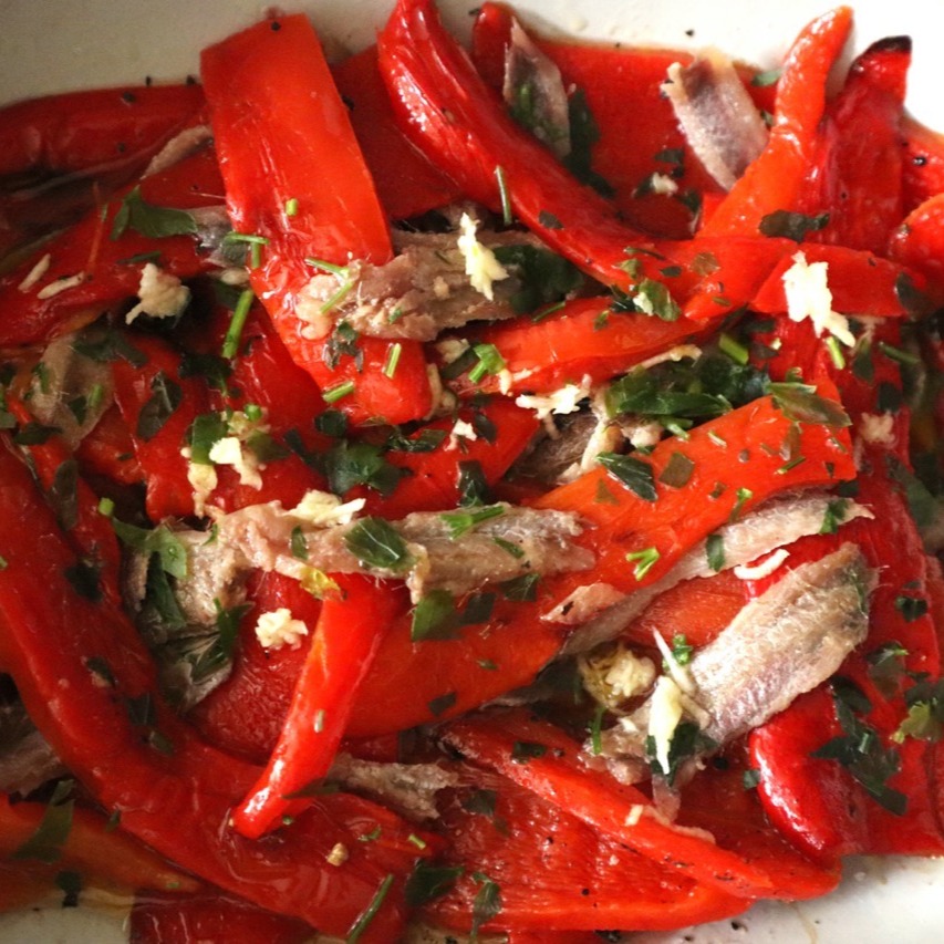 🌶️✨ Marinierte Paprika mit Sardellen – das schmeckt nach Sommerurlaub am Mittelmeer! Dieses einfache Antipasti-Rezept vereint süße Paprika, würzige Sardellen, Olivenöl & frische Kräuter zu einer aromatischen Vorspeise. Ideal für Grillabende, Tapas oder als Beilage!
👉 Rezept in der Bio!
💬 Hast du’s schon probiert? Markiere jemanden, der das lieben würde!
#MariniertePaprika #Sardellenliebe #MediterraneKüche #AntipastiRezept #PaprikaPower #Foodinspo #Rezeptideen #Sommerküche #Kochenmachtglücklich #ricette #receipe