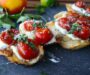 Knoblauchbrot mit Ricotta und karamellisierte Tomaten