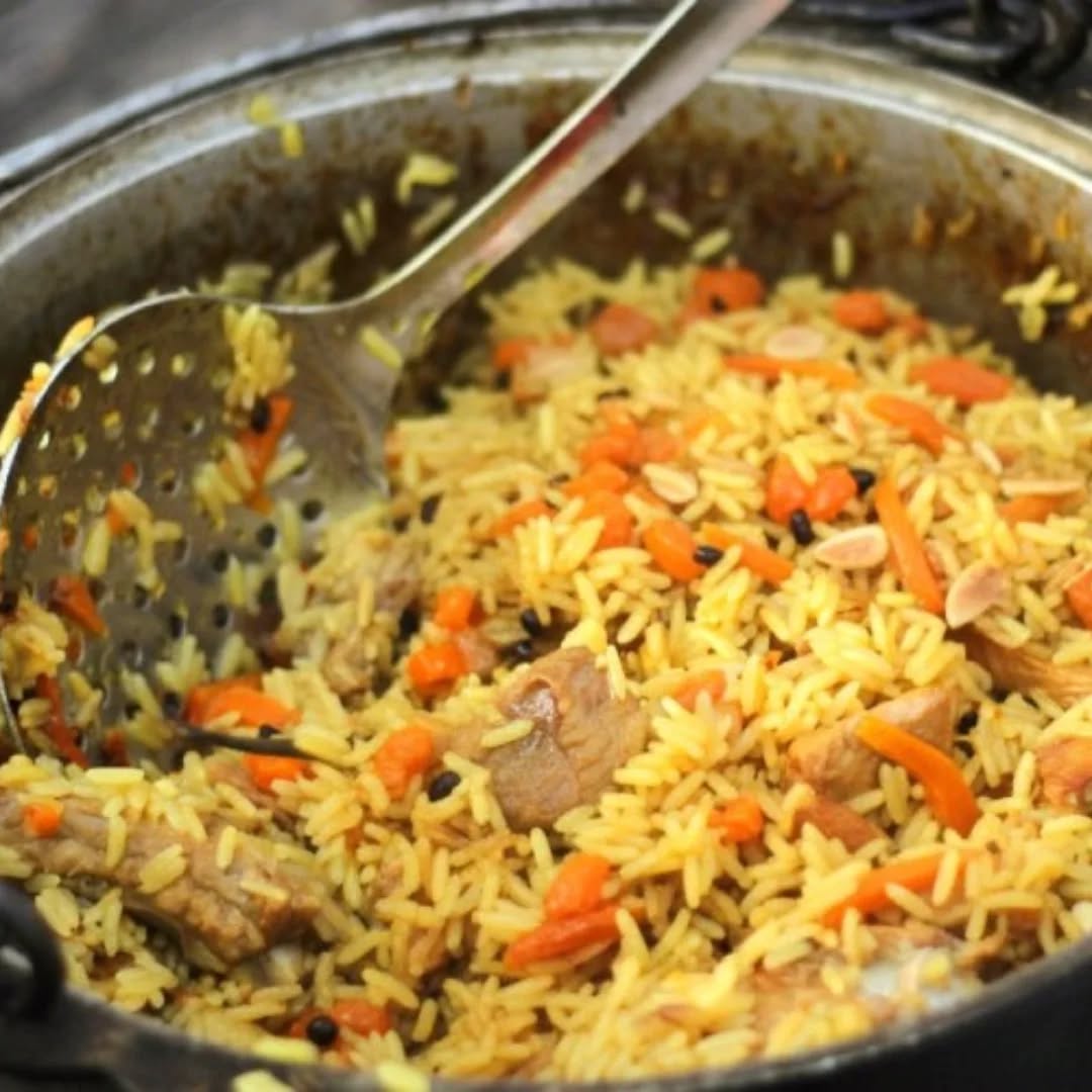 Goldener Pilaw Reis mit Aprikosen, Mandeln und Gewürzen  Goldener Pilaw Reis mit Aprikosen & Mandeln ✨  1️⃣ Reis waschen
300 g Basmatireis 4–5× in kaltem Wasser spülen, bis es klar ist. Abtropfen lassen.  2️⃣ Aromen starten: 3 EL Butter schmelzen, 1 fein gehackte Zwiebel glasig dünsten. ½ TL Kreuzkümmel, ¼ TL Zimt & Knoblauch kurz anrösten. Kurkuma jetzt dazu – Safran später ins Kochwasser.  3️⃣ Reis veredeln: Reis einrühren und 3 Minuten in Butter & Gewürzen anschwitzen.  4️⃣ Garen: 540 ml Wasser + Salz & Pfeffer + Safranwasser zugeben. Aufkochen, dann 15–20 Minuten sanft ziehen lassen (Deckel drauf).  5️⃣ Juwelenmoment: 40–50 g gehackte Aprikosen & Rosinen obenauf legen, 10 Minuten ruhen lassen.  6️⃣ Finish: Mit der Gabel auflockern, 20–30 g geröstete Mandeln unterheben.✨ Locker, goldgelb & orientalisch – perfekt als Beilage oder vegetarische Hauptspeise.  #instafood #foodphotography #foodblogger #rezeptidee #homemade #vegetarisch
#orientalischkochen #mediterraneküche #reislove #basmatireis #comfortfood #genussmomente #goldenerpilaw #juwelenreis #pilawreis #orientalischerreis #gewürzliebe
#mediterranedelites #mackoch